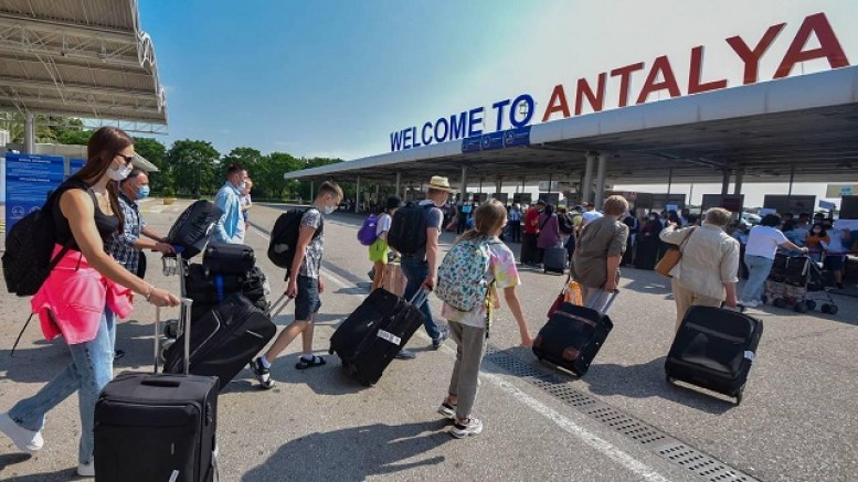Antalya Havalimanı'nda yolcu trafiği: 3 ayda 3 milyon turisti aştı