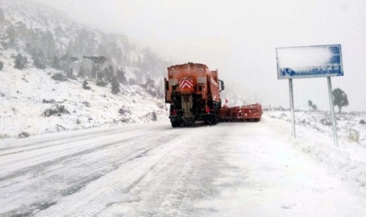 Antalya-Konya Karayolu kar sebebiyle bekletilen tırların geçişine açıldı..
