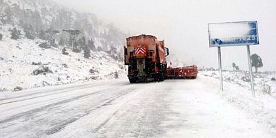 Antalya-Konya Karayolu kar sebebiyle bekletilen tırların geçişine açıldı..