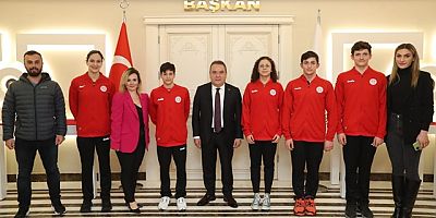 Antalyaspor Yüzme Takımı Başkan Böcek’i Ziyaret etti...