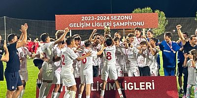 Arslan Zeki Demirci spor kompleksinde  Şampiyonlar kupa aldı