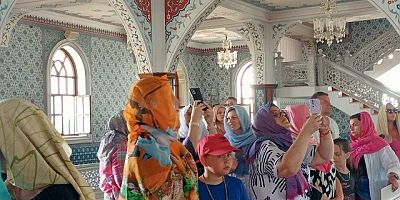  Turistlerin Külliye cami hayranlığı